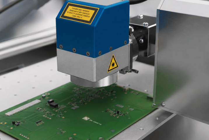 Laserowe znakowanie płytki PCB kodem Data Matrix na stanowisku przemysłowym