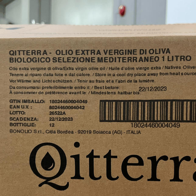 Informacje produktowe, dane partii i kod kreskowy nadrukowane bezpośrednio na kartonie z oliwą.