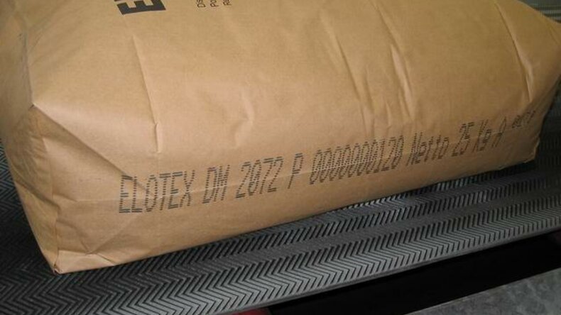 Worek papierowy z nadrukowanymi danymi produkcyjnymi na linii pakującej
