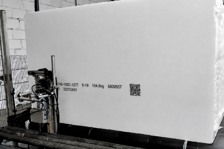 Duży blok pianki technicznej z nadrukowanymi danymi produkcyjnymi i kodem 2D