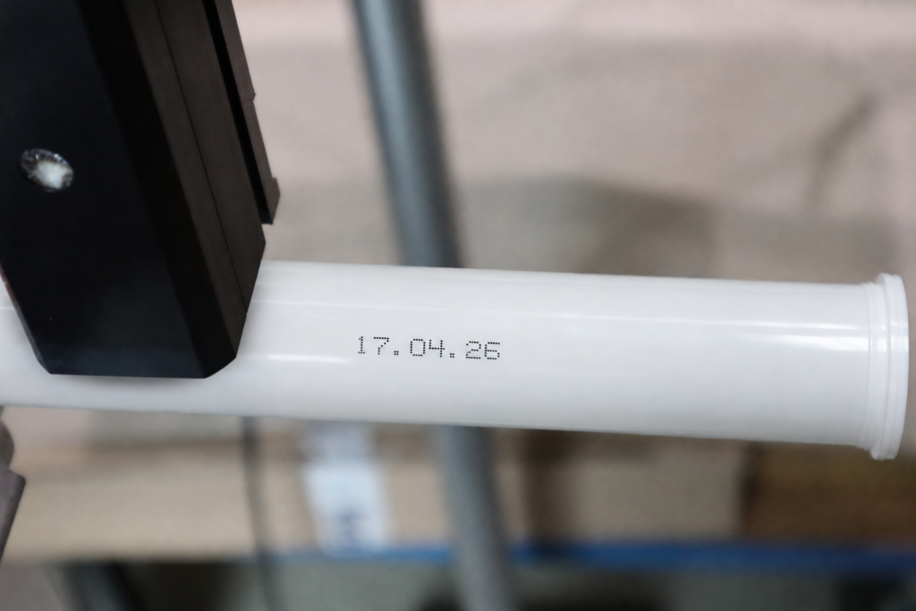 Biały kartusz znakowany datą produkcji podczas transportu na linii