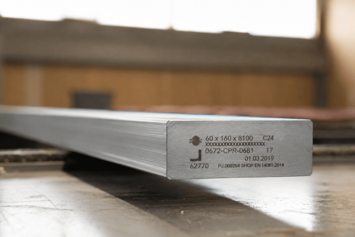 Profil aluminiowy z nadrukowanymi danymi technicznymi i identyfikacyjnymi
