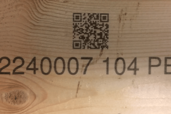 Drewniany element palety z nadrukowanym kodem QR oraz numerem identyfikacyjnym 12240007 104 PET.