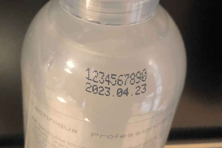 Datownik przemysłowy nanoszący datę produkcji i numer partii na plastikowej butelce