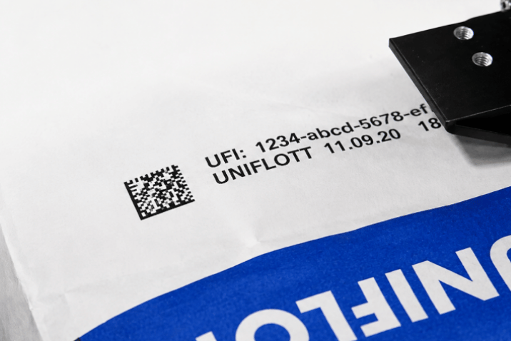 Datownik przemysłowy wykonujący kod Data Matrix, UFI i dane produkcyjne na opakowaniu