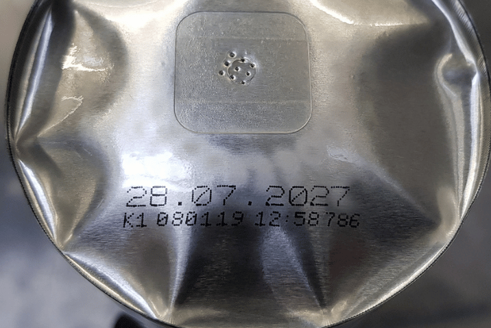 Nadruk daty i numeru partii na metalowym opakowaniu