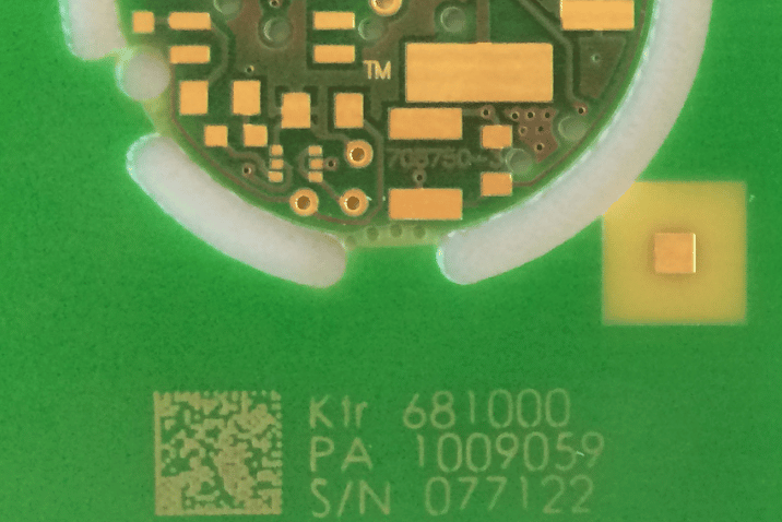 Kod Data Matrix i numer seryjny na płytce PCB urządzenia przemysłowego