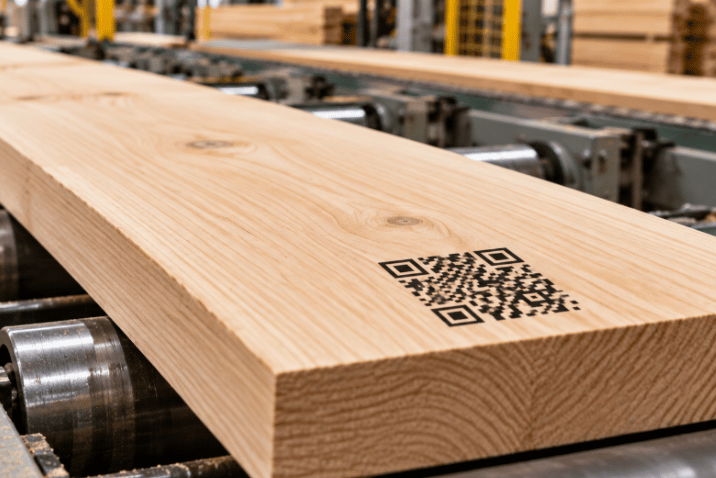 Kod QR nadrukowany na drewnianym elemencie na linii produkcyjnej