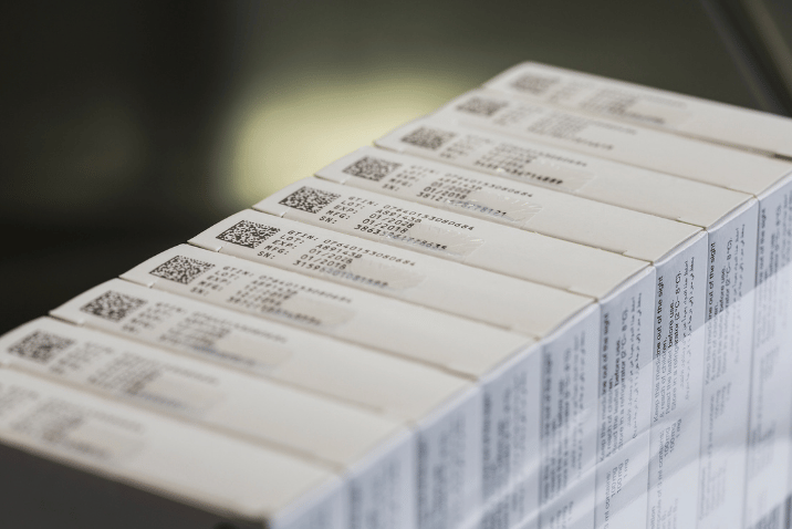 Kodownica przemysłowa nanosząca kody Data Matrix i dane produkcyjne na kartoniki