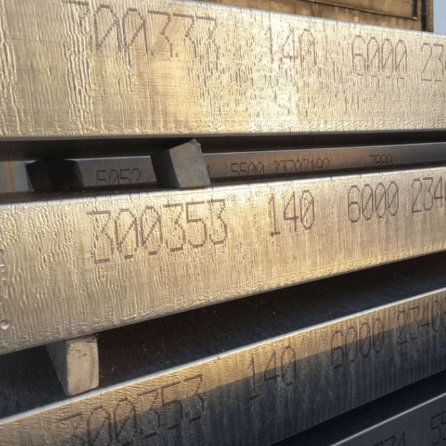 Duże oznaczenia alfanumeryczne na wlewkach aluminiowych