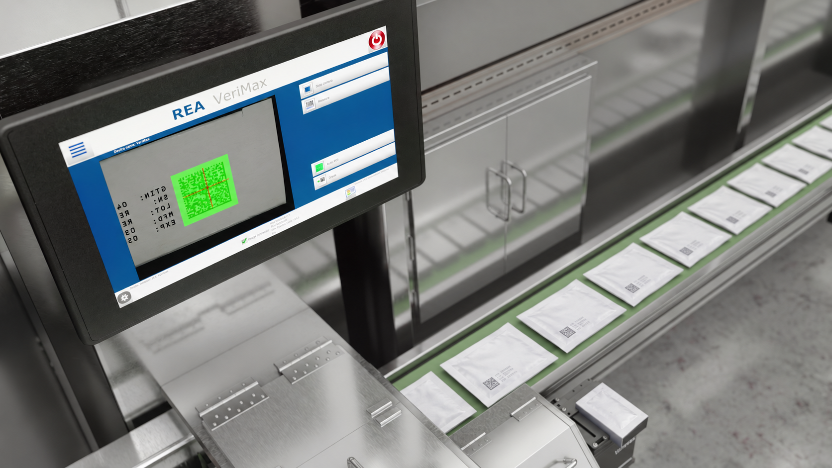 System REA VeriMax kontrolujący kody Data Matrix na opakowaniach medycznych z Tyvek® podczas transportu na linii produkcyjnej.