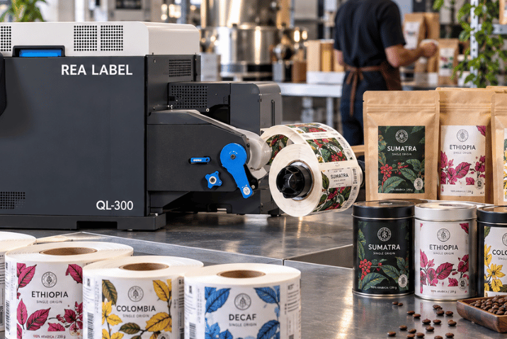 Drukarka REA LABEL QL-300 z nawijakiem kolorowych etykiet na opakowania kawy różnych odmian