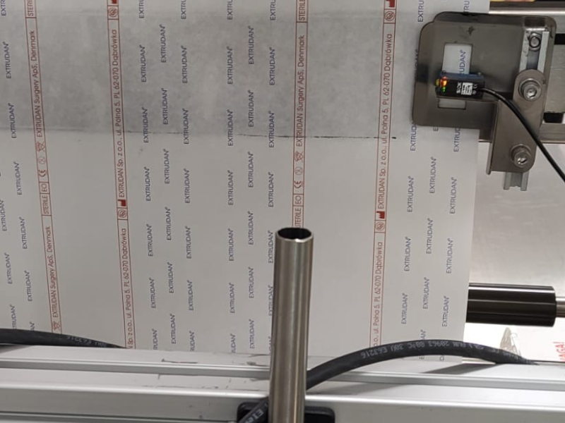 Materiał Tyvek na linii produkcyjnej – struktura i prowadzenie wstęgi