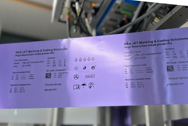 Fioletowa folia blistrowa z powtarzalnym nadrukiem tekstów, kodów Data Matrix i symboli wykonanym drukarką REA JET UP.
