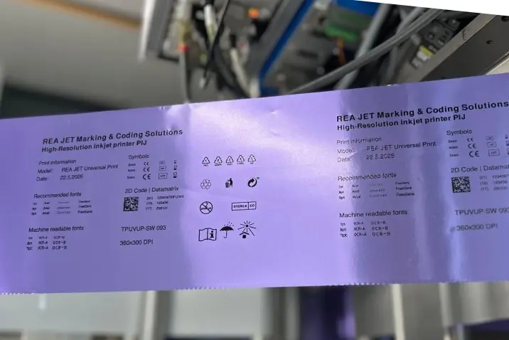 Fioletowa folia blistrowa z nadrukiem kodu Data Matrix, tekstów i symboli wykonanym drukarką przemysłową REA JET UP.