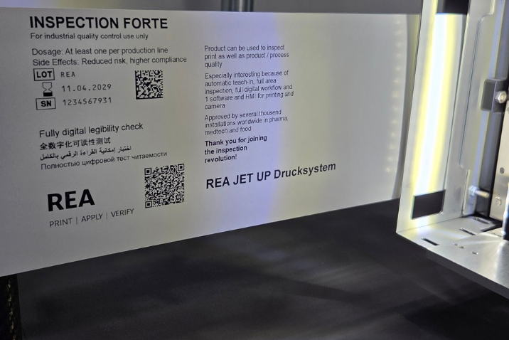 Nadruk kodów Data Matrix, tekstów i danych zmiennych na folii opakowaniowej wykonany systemem REA JET UP.