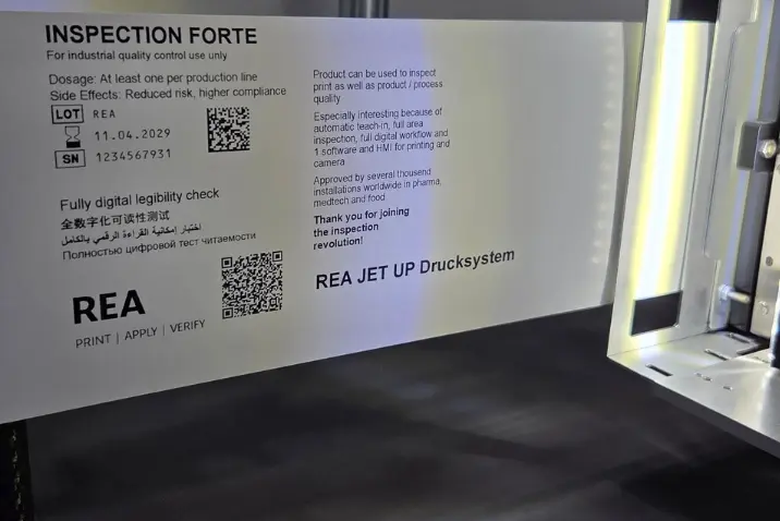 Nadruk kodów Data Matrix, tekstów i danych zmiennych na folii opakowaniowej wykonany systemem REA JET UP.