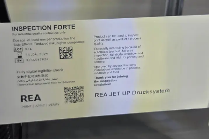 Nadruk kodów Data Matrix, tekstów i danych zmiennych na folii opakowaniowej wykonany systemem REA JET UP.