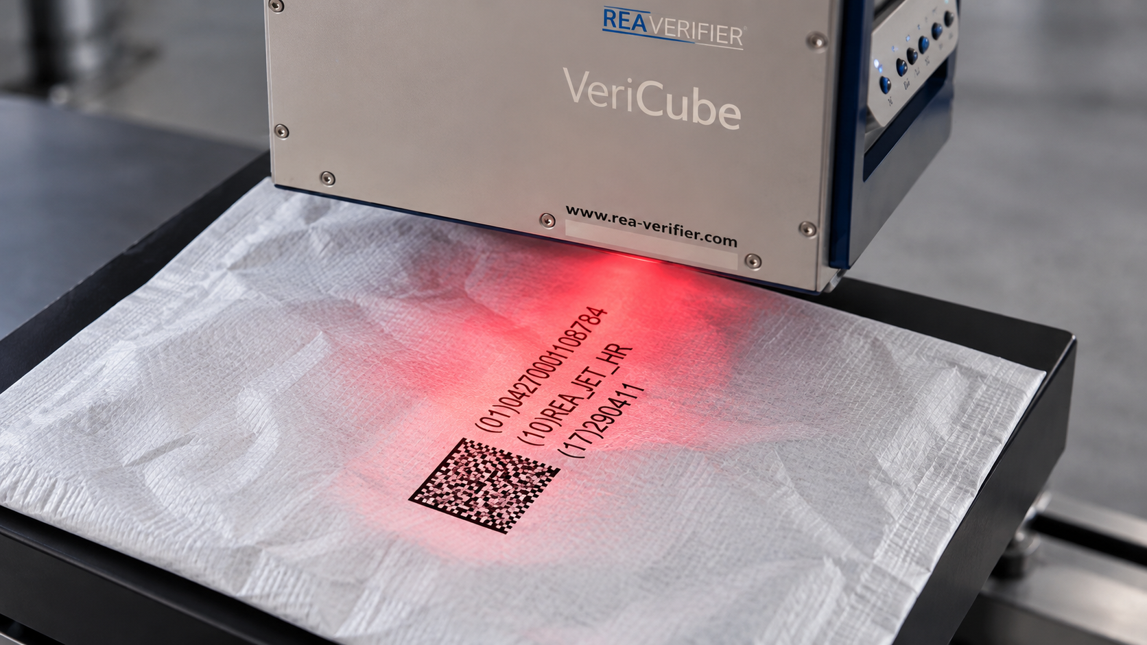 Weryfikator REA VERIFIER VeriCube kontrolujący jakość kodu UDI Data Matrix nadrukowanego na opakowaniu medycznym z Tyvek®.
